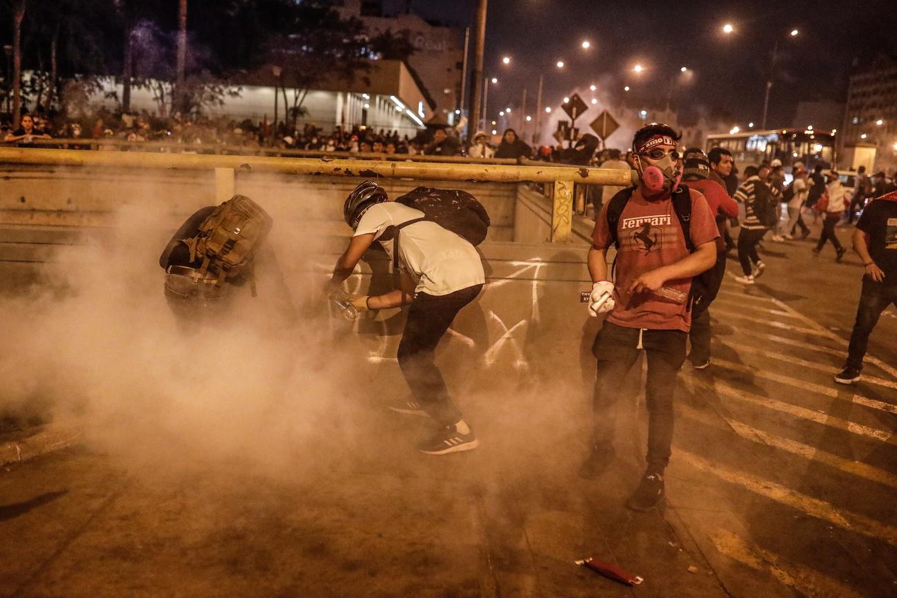 Des affrontements ont opposé les manifestants aux forces de police, jeudi à Lima. [Keystone - Aldair Mejia]