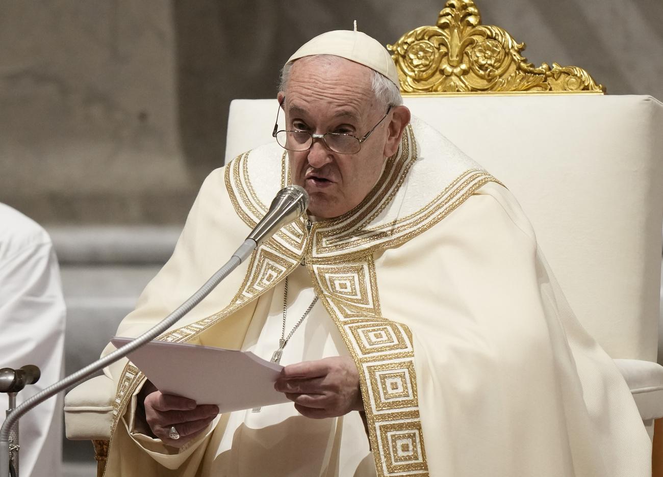 Le pape François a rendu hommage à la "bonté" de Benoît XVI. [Keystone - AP Photo/Andrew Medichin]