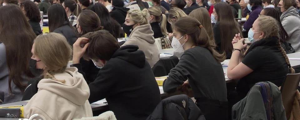 Les examens universitaires débutent en présentiel dans certaines universités, un stress pour celles et ceux qui sont malades ou en quarantaine. [RTS]