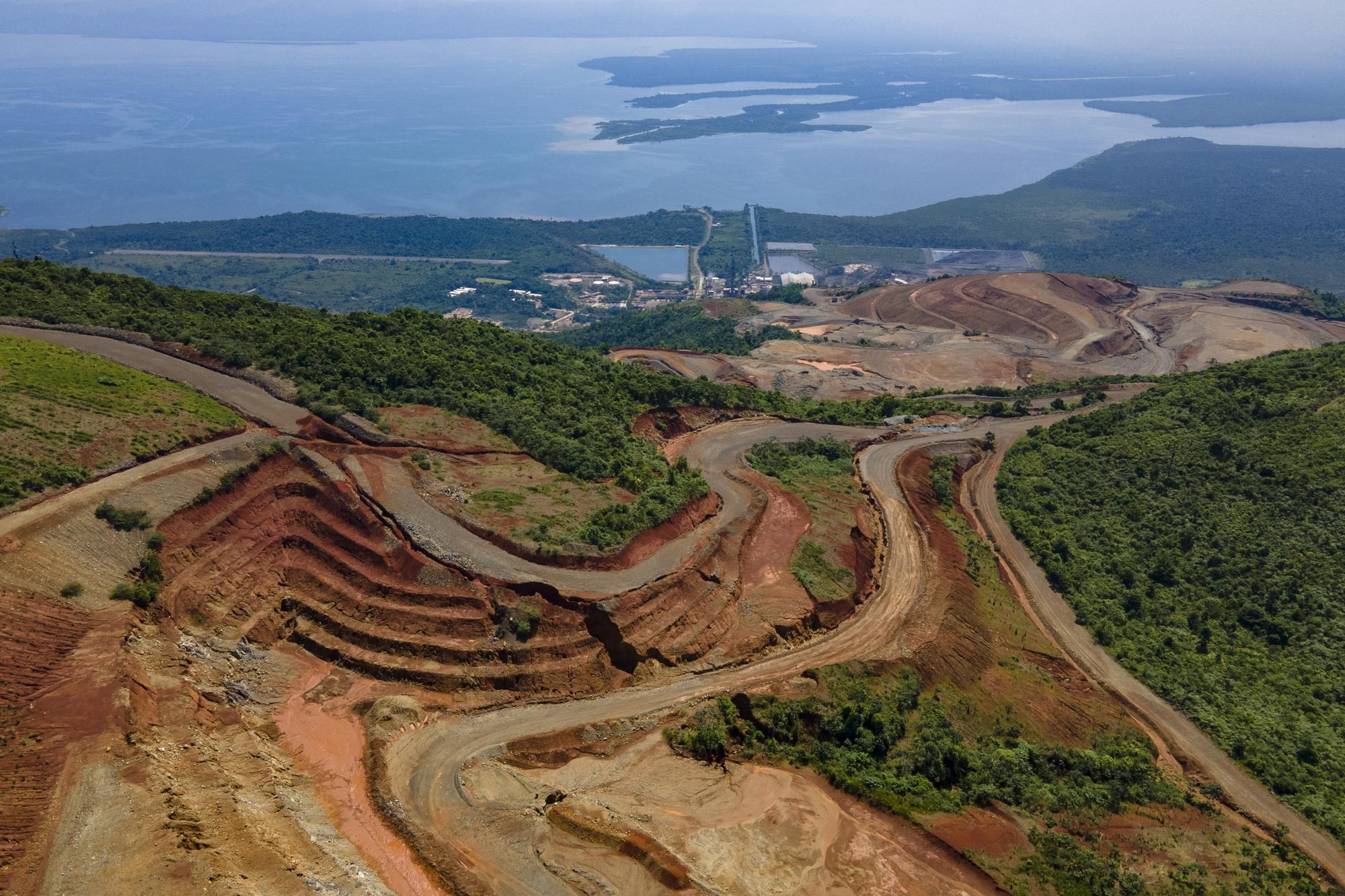 Vue aérienne de la mine de nickel de l'entreprise russo-suisse Solway, située à côté du lac Izabal, au Guatemala. [AFP - Carlos Alonzo]