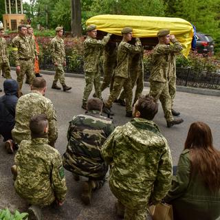 Une cérémonie en hommage à un soldat ukrainien décédé. [EPA/Keystone - Oleg Petrasyuk]