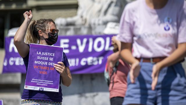 Des personnes manifestent à l'appel des collectifs, "Grève des femmes Vaud" et "Jamais sans mon consentement", le 21 aout 2021 à Lausanne. [KEYSTONE - MARTIAL TREZZINI]