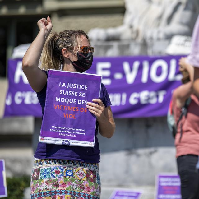 Des personnes manifestent à l'appel des collectifs, "Grève des femmes Vaud" et "Jamais sans mon consentement", le 21 aout 2021 à Lausanne. [KEYSTONE - MARTIAL TREZZINI]