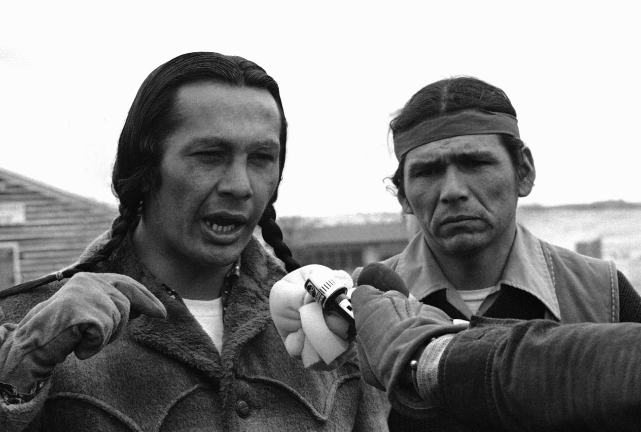 Russell Means (à gauche) et Denis Banks, leaders du mouvement amérindien AIM, dans le village de Wounded Knee en mars 1973. [AP Photo/Keystone - ANONYMOUS]
