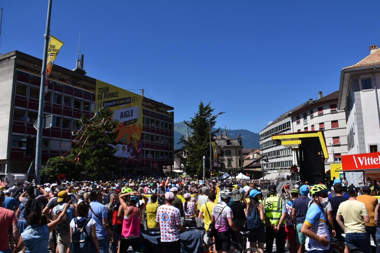 La foule était au rendez-vous au départ de l'étape du Tour de France à Aigle le 10 juillet 2022. [RTS - Gaël Klein]