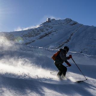 Un skieur sur la piste "Red Run" au Glacier 3000. [Keystone - Jean-Christophe Bott]