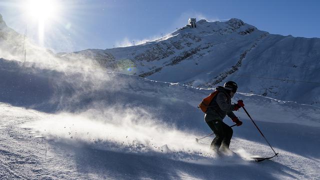 Un skieur sur la piste "Red Run" au Glacier 3000. [Keystone - Jean-Christophe Bott]