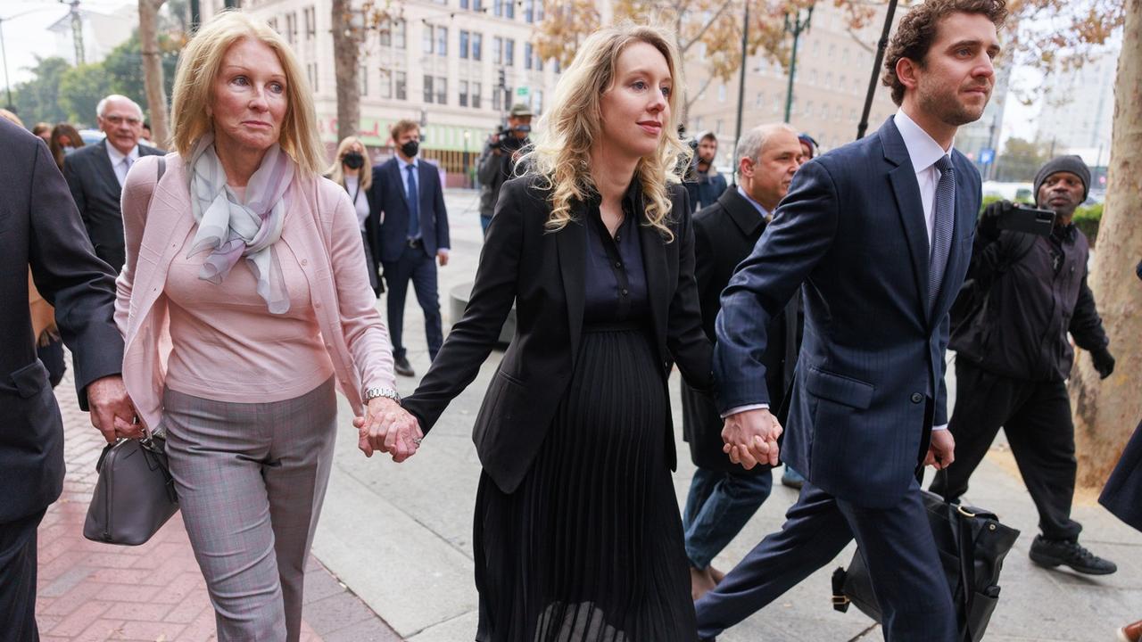 Elisabeth Holmes (centre) à son arrivée au tribunal à San José, le 18.11.2022. [EPA/Keystone - Peter DaSilva]