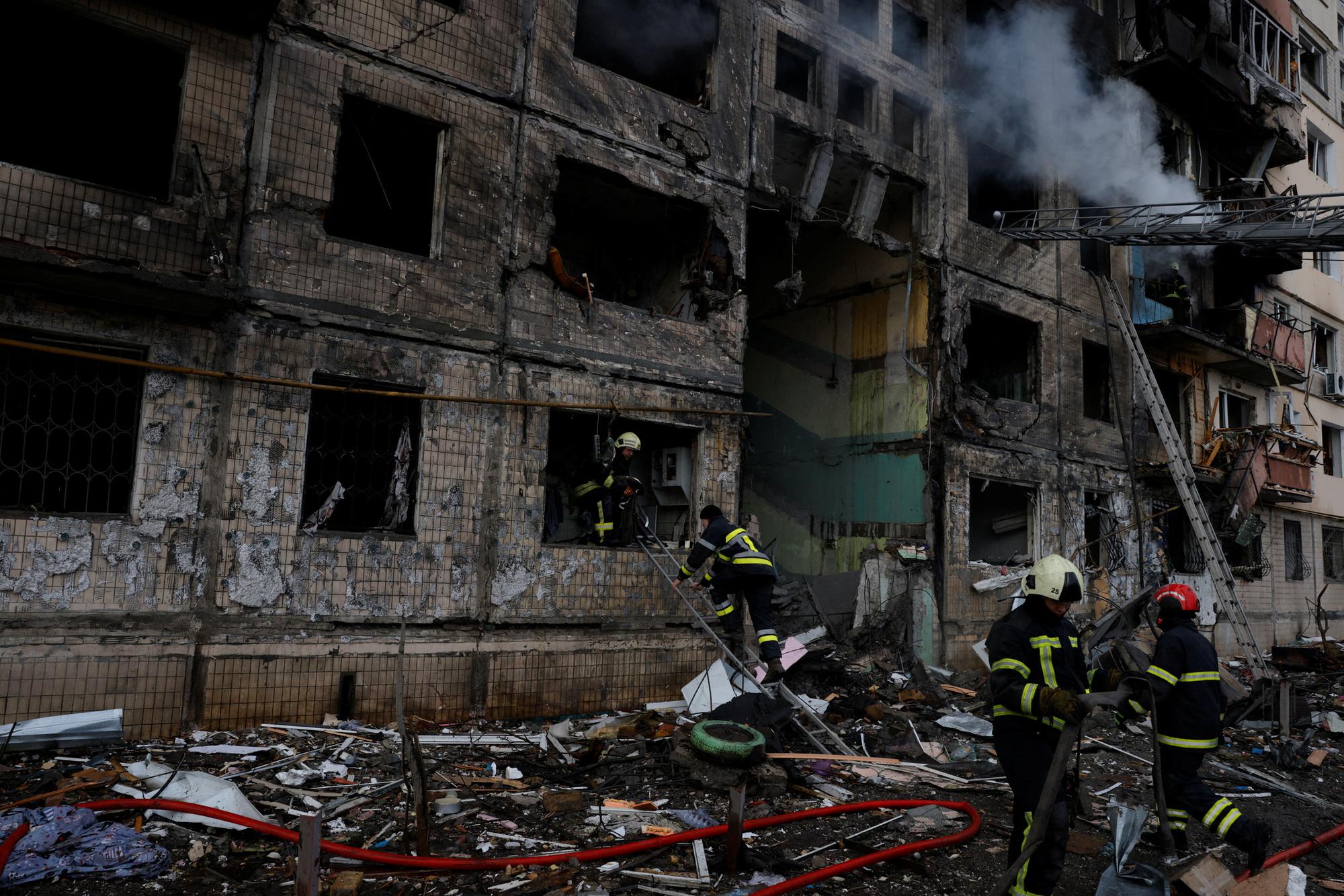Un bâtiment de huit étages du quartier d'Obolon, à Kiev, a été touché "par un tir d'artillerie", causant un incendie. [Reuters - Thomas Peter]