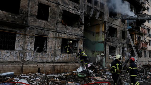 Un bâtiment de huit étages du quartier d'Obolon, à Kiev, a été touché "par un tir d'artillerie", causant un incendie. [Reuters - Thomas Peter]