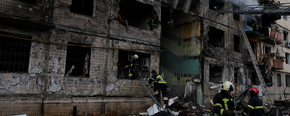 Un bâtiment de huit étages du quartier d'Obolon, à Kiev, a été touché "par un tir d'artillerie", causant un incendie. [Reuters - Thomas Peter]