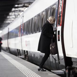 Une femme monte dans un train à la gare centrale de Zurich, le jeudi 24 novembre 2016, à Zurich. [KEYSTONE - Ennio Leanza]