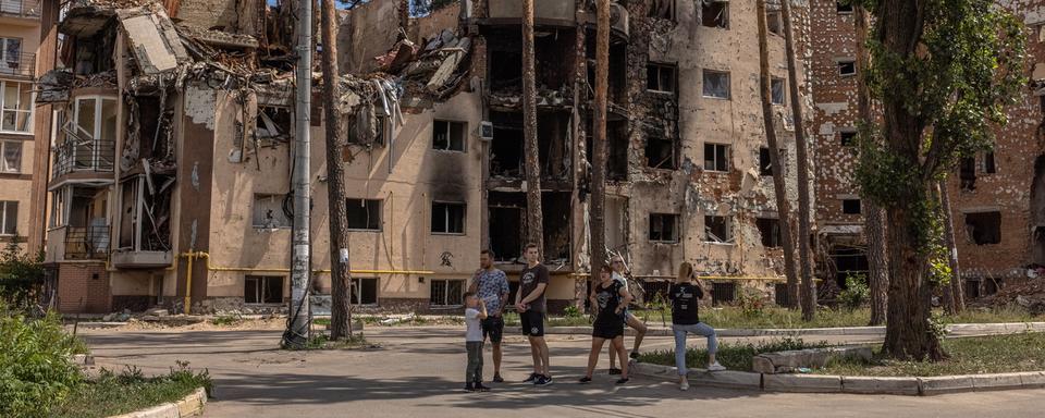 Un immeuble d'habitation bombardé par l'armée russe près de Kiev. [EPA - Romain Pilipey - Keystone]