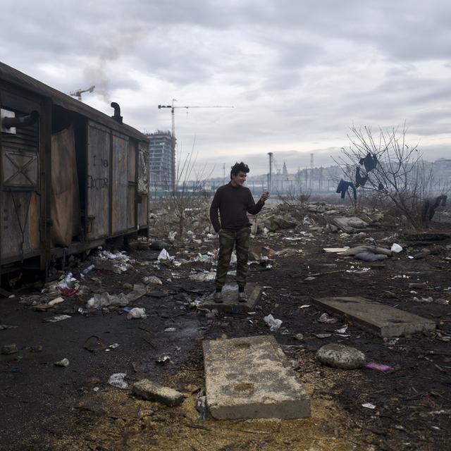 Un réfugié afghan se rase la barbe à l'extérieur d'un entrepôt abandonné où lui et d'autres migrants se réfugient à Belgrade, en Serbie [AP Photo - Muhammed Muheisen]