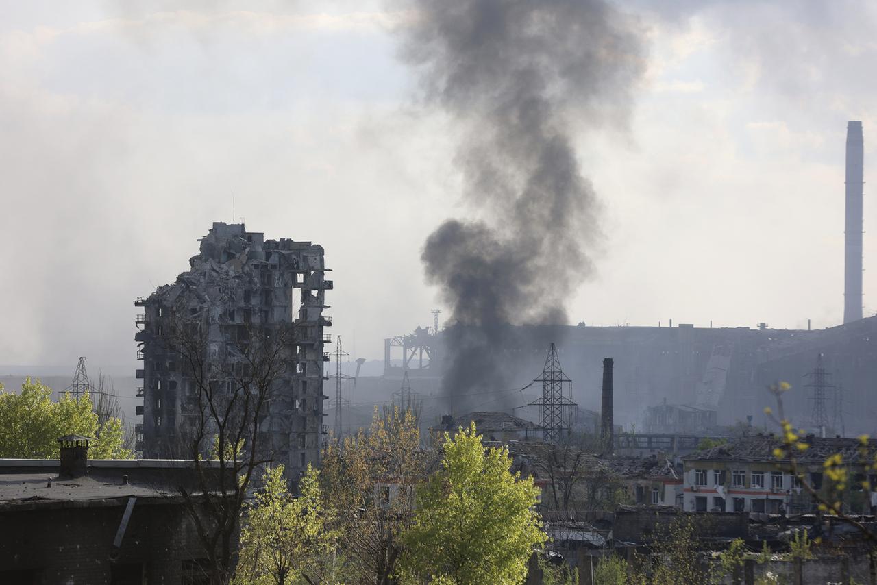 De la fumée s'élève du complexe de l'aciérie Azovstal à Marioupol. [Keystone/AP Photo - Alexei Alexandrov]