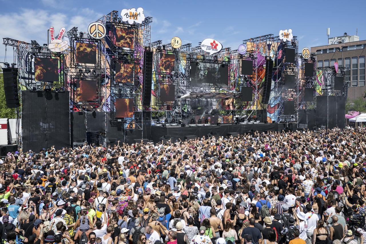 La foule est venue en masse à la Street Parade de Zurich, édition 2022. [Keystone - Ennio Leanza]