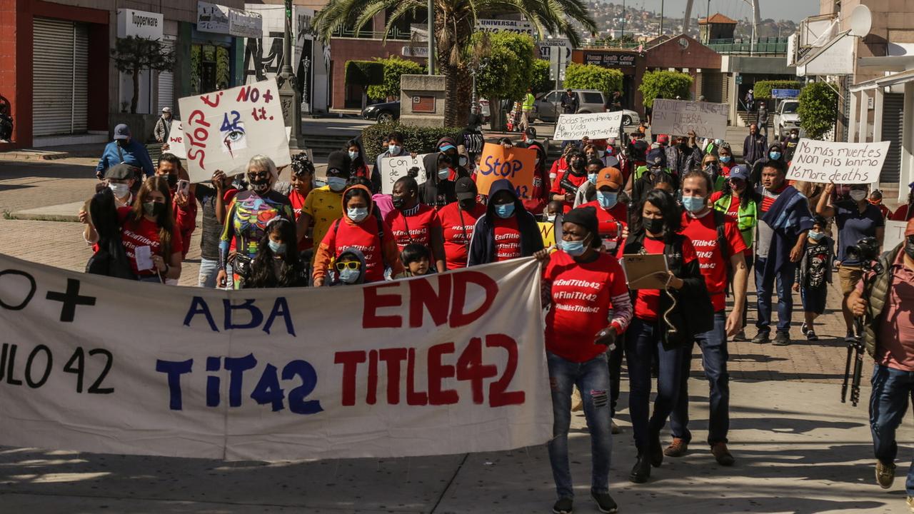 Manifestation contre la "règle 42" à Tijuana, au Mexique, 22.03.2022. [EPA/Keystone - Joebeth Terriquez]