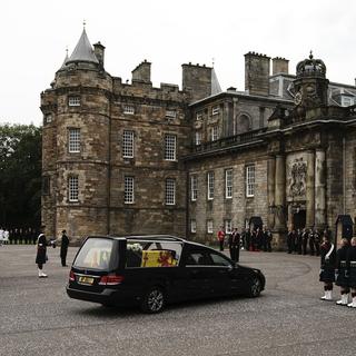 Le cercueil de la reine Elizabeth II est arrivé au palais d'Holyroodhouse à Edimbourg. [Keystone - Aaron Chown/Pool Photo via AP]