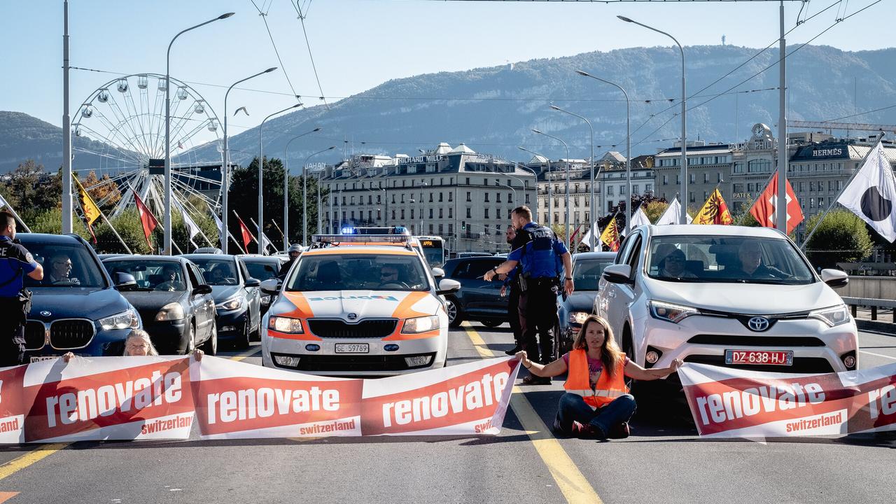 Six membres de Renovate Switzerland bloquent le pont du Mont-Blanc à Genève [Renovate Switzerland]