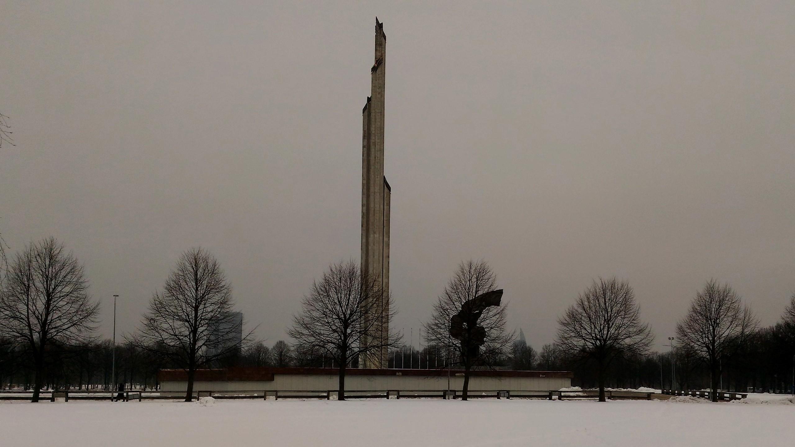 Le "Monument aux libérateurs de Riga et de la Lettonie soviétique des envahisseurs fascistes" en 2017. [CC BY-SA 4.0 - Hejnjahns]