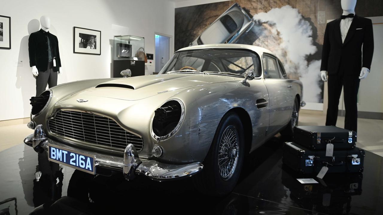 Une Aston Martin DB5 utilisée pour des cascades dans le James Bond "Mourir peut attendre" a été vendue par la maison Christie's lors d'une vente de charité. [Neil Hall]