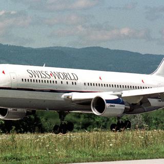 Le Boeing 767 de la compagnie romande SWA (Swiss World Airways), le 23 août 1998. [Keystone - Patrick Aviolat]