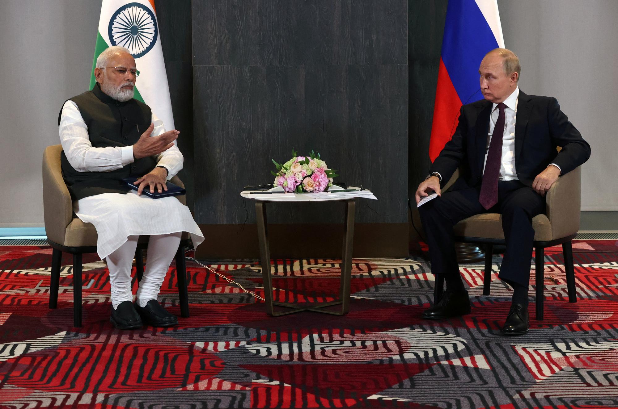 "L'heure n'est pas à la guerre", a déclaré Narendra Modi (à gauche), lors de son échange avec Vladimir Poutine à Samarcande. [REUTERS - Sputnik/Alexander Demyanchuk/Pool]