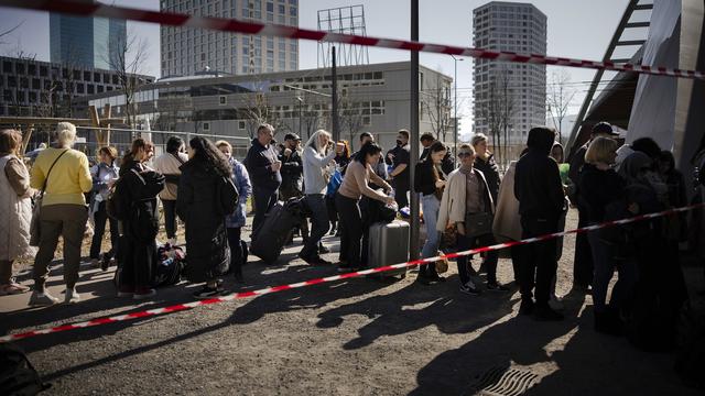 Des réfugiés ukrainiens font la queue et attendent d'être enregistrés devant le centre fédéral d'asile de Zurich, le dimanche 13 mars 2022 à Zurich. [KEYSTONE - Michael Buholzer]