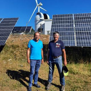 Jean-Michel Hirschi et Pierre Berger devant la centrale solaire du Mont Soleil. [RTS - Delphine Sage]