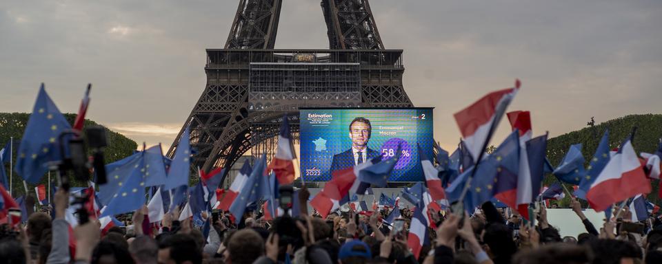 Les partisans d'Emmanuel Macron célébrent sa victoire sur le Champ de Mars, le 24 avril 2022. [AP/Keystone - Rafael Yaghobzadeh]