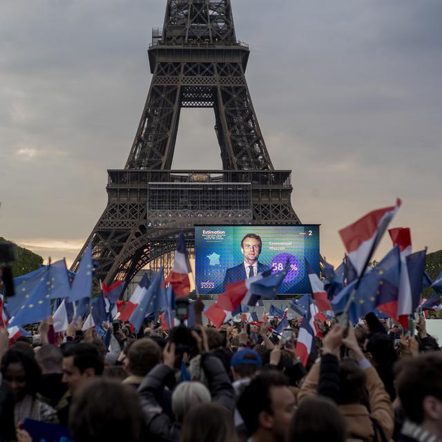 Les partisans d'Emmanuel Macron célébrent sa victoire sur le Champ de Mars, le 24 avril 2022. [AP/Keystone - Rafael Yaghobzadeh]