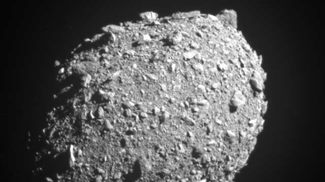 L'astéroïde Dimorphos vu par le vaisseau DART onze secondes avant son impact à sa surface, à une distance de 68 kilomètres. [NASA - Johns Hopkins APL]