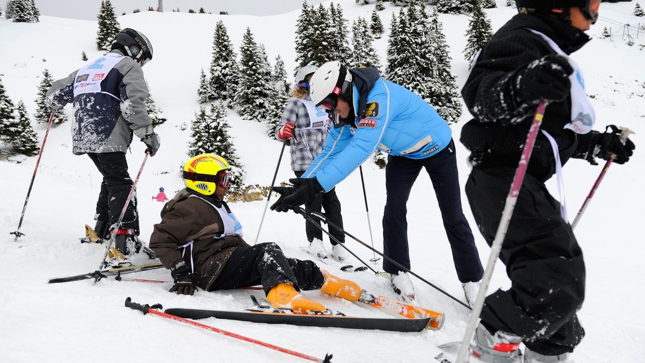 Offrir des après-midis de ski aux enfants, malgré le coût potentiellement dissuasif de ce sport. C'est le concept de "Snow for free" qui a vu le jour en 2005 sous l'impulsions de l'ancien champion Bernhard Russi. [Keystone - Jean-Christophe Bott]