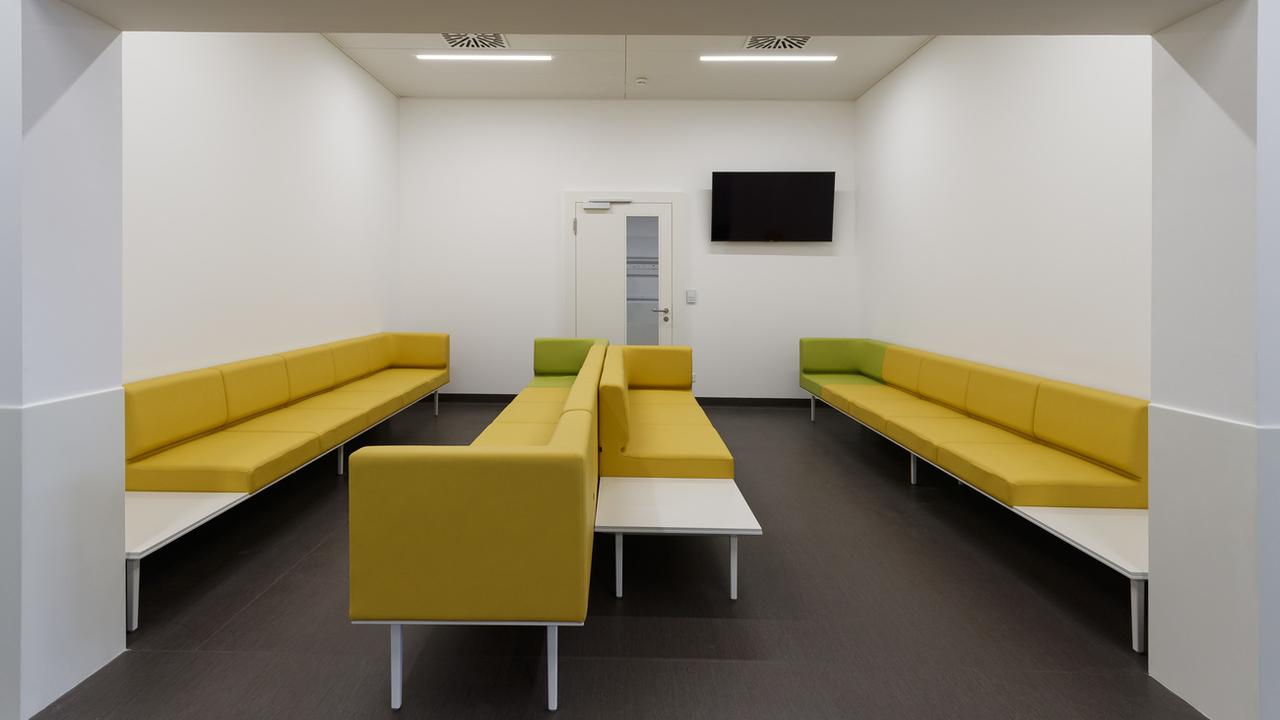 Une salle d'attente au centre hospitalier de Rennaz, Hopital riviera chablais (HRC). [Keystone - Cyril Zingaro]