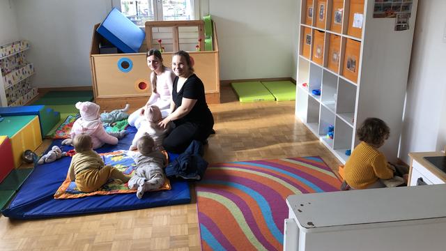 La crèche La Marelle, à Posieux (FR) a dû poser d'épais tapis pour protéger les petits du froid. [RTS - Muriel Ballaman]