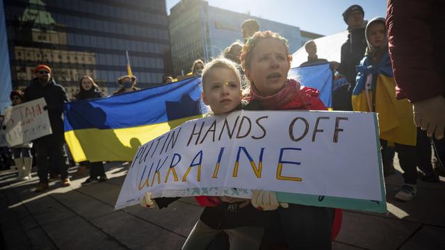 Une manifestation en faveur de l'Ukraine à Vancouver. [AP/Keystone - Darryl Dyck]