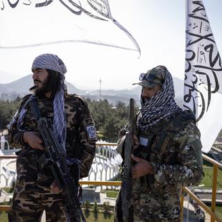 Image d'illustration de deux combattants talibans à Kaboul, en août 2022. [AFP - Julian Busch / Hans Lucas]