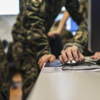 L'armée peut-elle jouer un rôle dans la cyberdéfence de la Suisse? (image d'illustration). [Keystone - Christian Beutler]