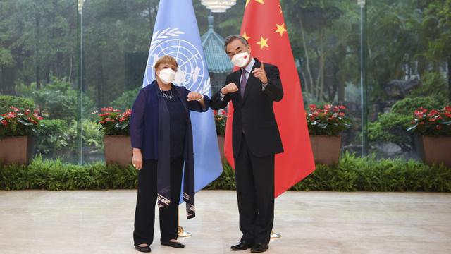 Michelle Bachelet avec le chef de la diplomatie chinoise à Guangzhou, 23.04.2022. [Xinhua/AP/Keystone - Deng Hua]