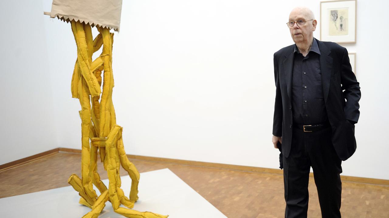 Le sculpteur pop-art américain Claes Oldenburg pose ici avec côté de son oeuvre représentant un cornet de frites renversé. [Henning Kaiser]