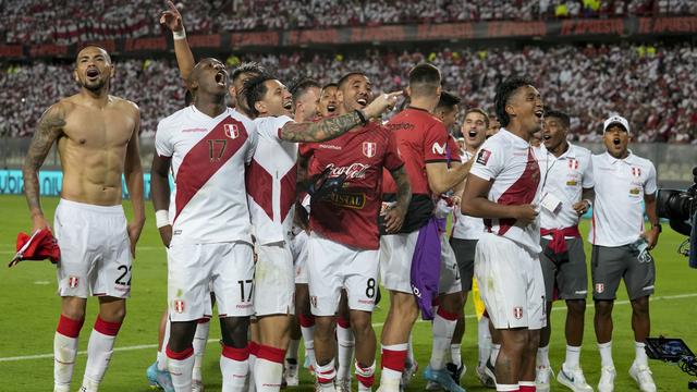 La joie des Péruviens, barragistes. Ils auront encore un gros coup de collier à donner en juin s'ils entendent disputer une 2e Coupe du monde de rang. [AP - Martin Meija]