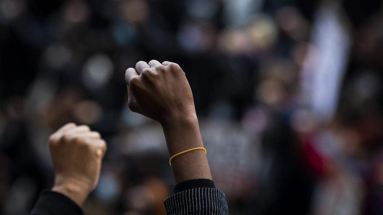 Le meurtre de George Floyd avait déclanché une vague d'indignation, de contestation et de solidarité à travers le monde (image d'illustration). [Keystone - Jean-Christophe Bott]