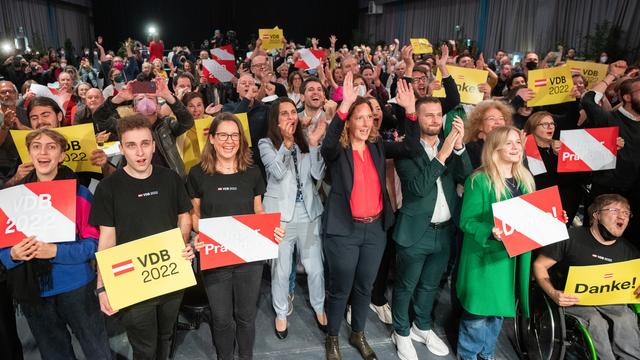 Les partisans d'Alexander Van der Bellen exultent après la publication des premières projections et l'annonce de la probable élection de leur candidat. [Keystone/APA - Georg Hochmuth]