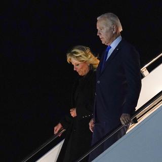 Le président Joe Biden et la Première dame Jill Biden arrivent à l'aéroport de Stansted pour les funérailles de la reine Elizabeth II. [AP/Keystone - Susan Walsh]
