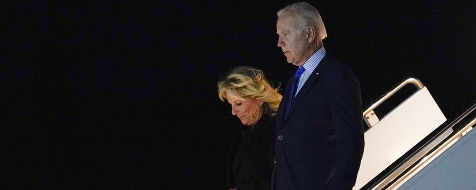 Le président Joe Biden et la Première dame Jill Biden arrivent à l'aéroport de Stansted pour les funérailles de la reine Elizabeth II. [AP/Keystone - Susan Walsh]