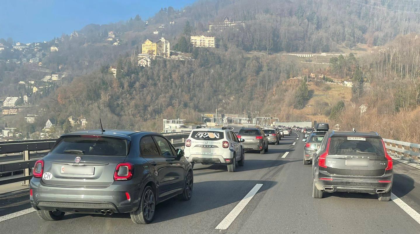 Un important embouteillage s'est aussi formé en provenance du Valais. [Vos Infos - Anthony Kissling]