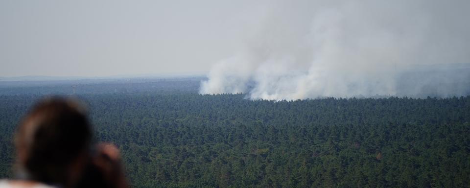 Feu de forêt après une explosion dans un dépôt de munitions près de Berlin. [KEYSTONE - CLEMENS BILAN]