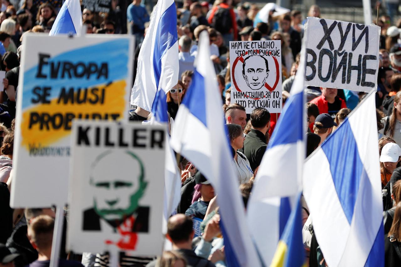 Des milliers de Russes manifestent à Prague contre la guerre en Ukraine. [Reuters - David W Cerny]