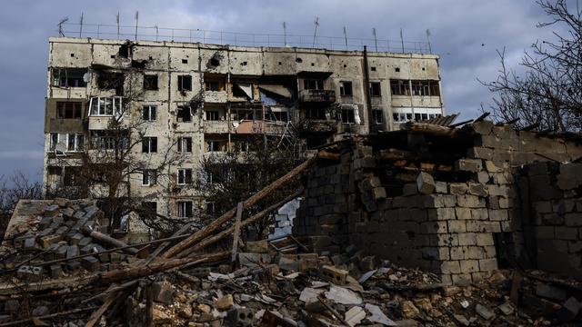 Un immeuble résidentiel détruit à Arkhanhelske, dans la région nord de Kherson, le 6 novembre 2022. [EPA - HANNIBAL HANSCHKE]