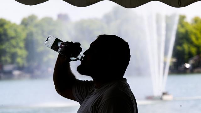 S'hydrater et rester à l'ombre pour lutter contre la canicule et la sécheresse. [Keystone - DPA/Julian Stratenschulte]